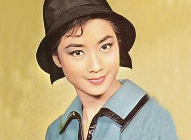 87岁老戏骨楚原罕露面,满头白发但精神好,与结婚54年妻子秀恩爱