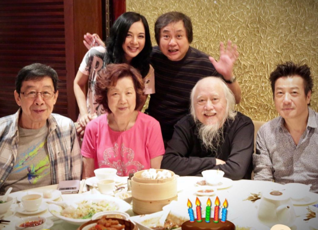 87岁老戏骨楚原罕露面满头白发但精神好与结婚54年妻子秀恩爱