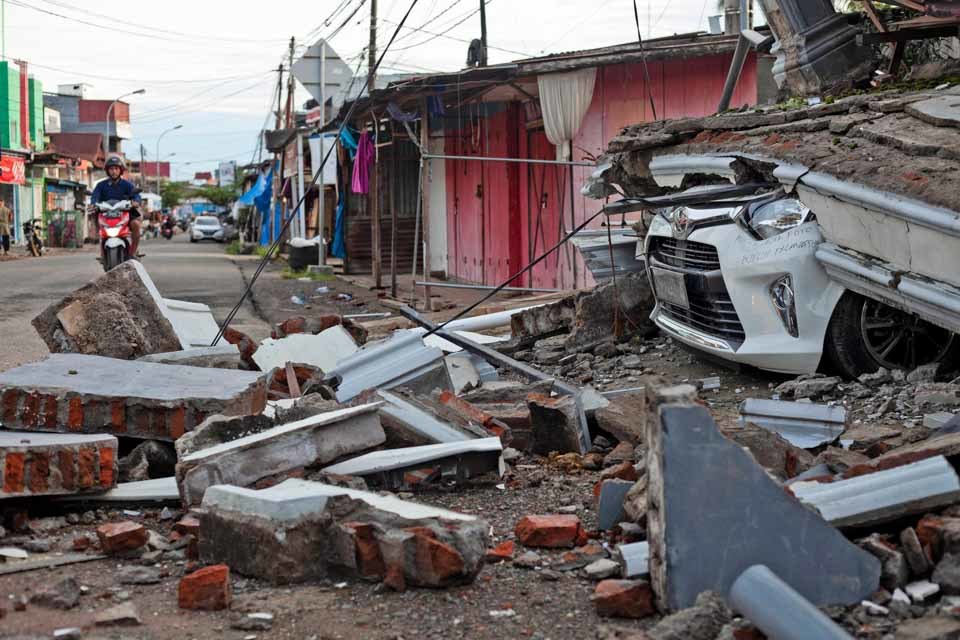 这是2021年1月18日在印度尼西亚西苏拉威西省首府马穆朱拍摄的在地震