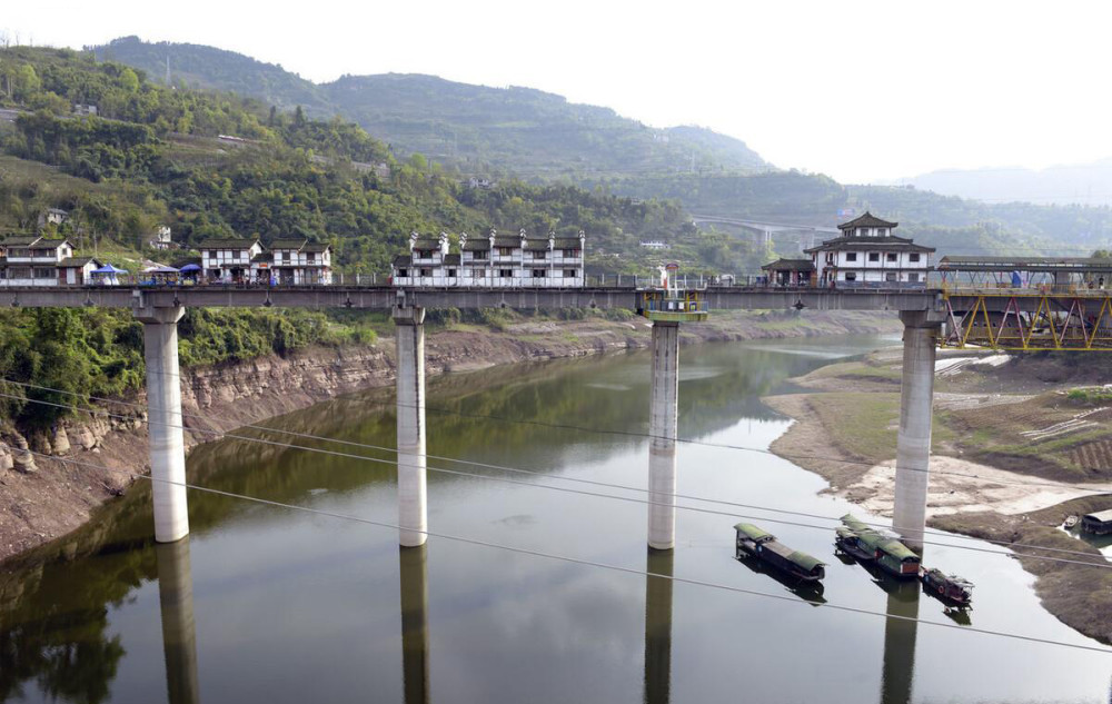 重庆最美桥上小镇,所有房屋建在桥上,网友:真的不算违章吗