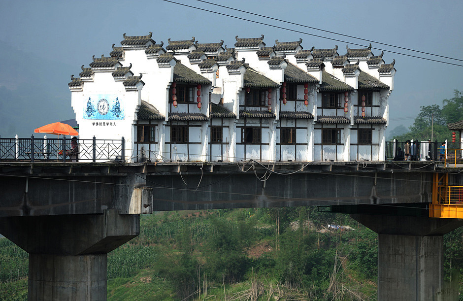 重庆最美桥上小镇,所有房屋建在桥上,网友:真的不算违章吗
