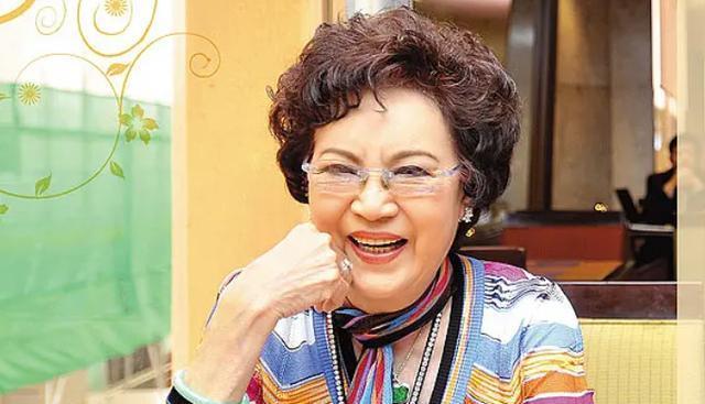 李香琴病逝女儿现身灵堂满头白发显憔悴成龙周星驰送花圈悼念