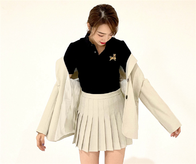 余霜穿学生裙一朝变少女自称喜欢篮球队长被问到时害羞了