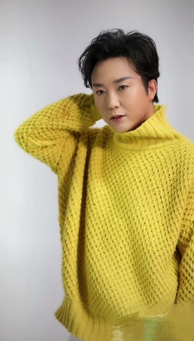 脸部圆润嘴唇油光锃亮,被嘲像富态中年大妈|李玉刚|写真