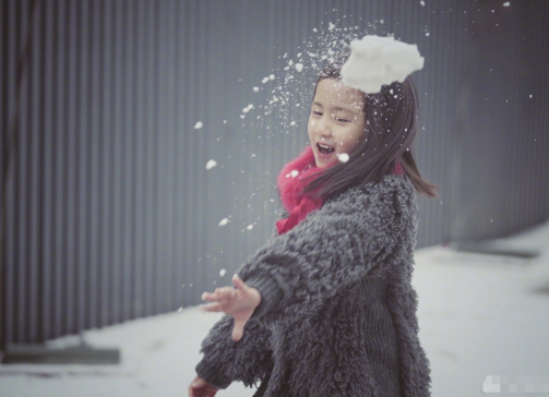 孙莉晒与儿女玩雪照第一眼还以为是多多母女相视而立画面养眼