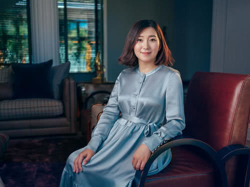 丈夫曾给汶川地震捐1亿后丈夫去世留55亿今妻子给武汉捐1亿