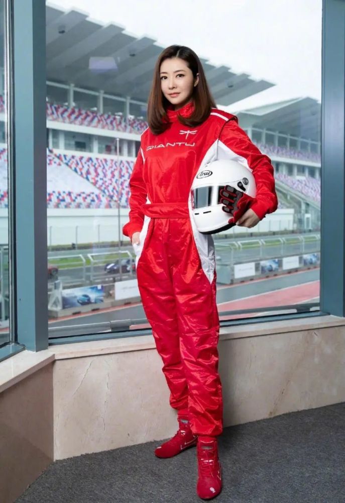 巾帼不让须眉!熊黛林穿红色赛车服又美又飒,比身旁老公还霸气