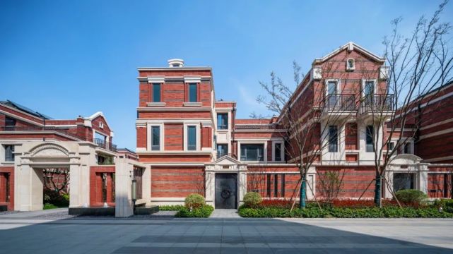 如今,松江新城周边的改善机会越来越少,尤其是联排别墅