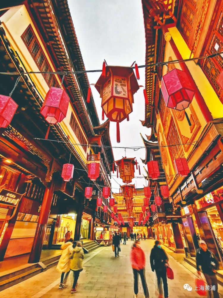 "过了腊八就是年."随着牛年春节将近,黄浦街头过年氛围日渐浓厚.