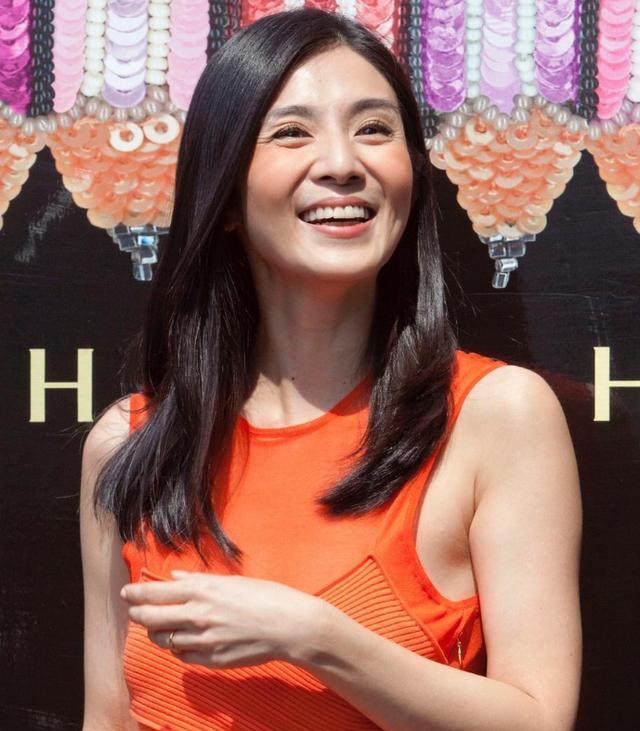 杨采妮身材真"保鲜",礼服"上紧下松",曲线窈窕哪像中年妇女