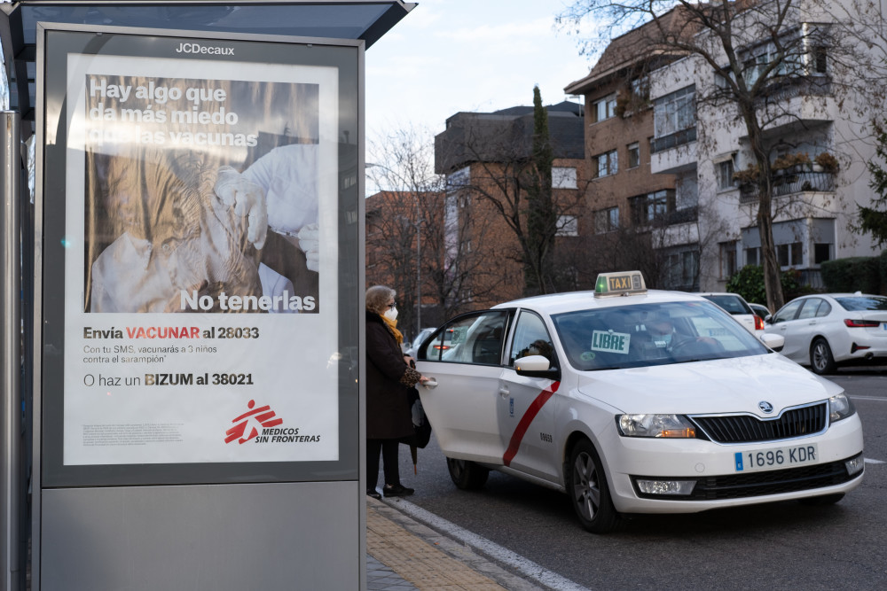 1月25日,在西班牙马德里,一名戴口罩的女子乘坐出租车.
