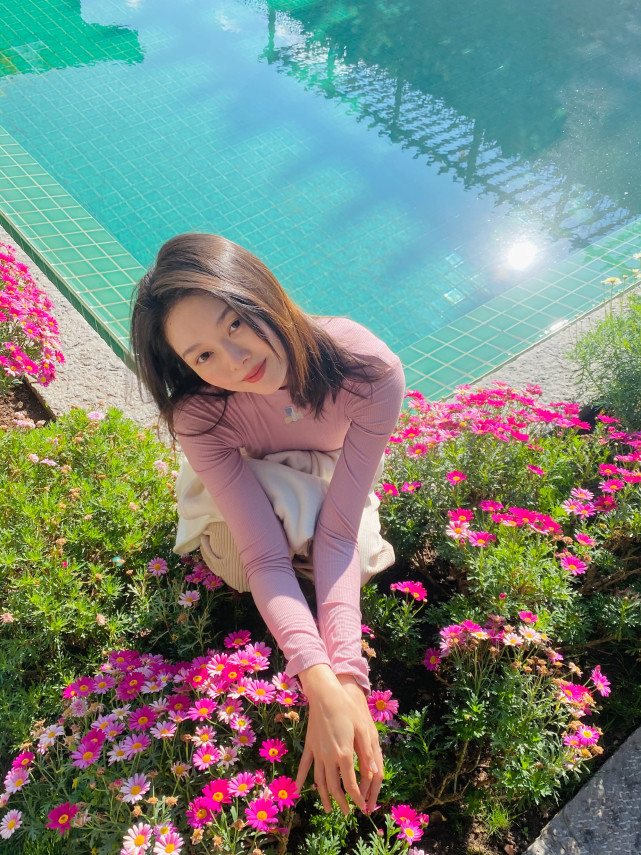 网红晚晚综艺首秀暴露真实长相,笑容憨厚脸肿被吐槽像刚出炉的白面