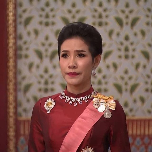 诗妮娜36岁官方照无美感,从护士到"泰国王后",心机