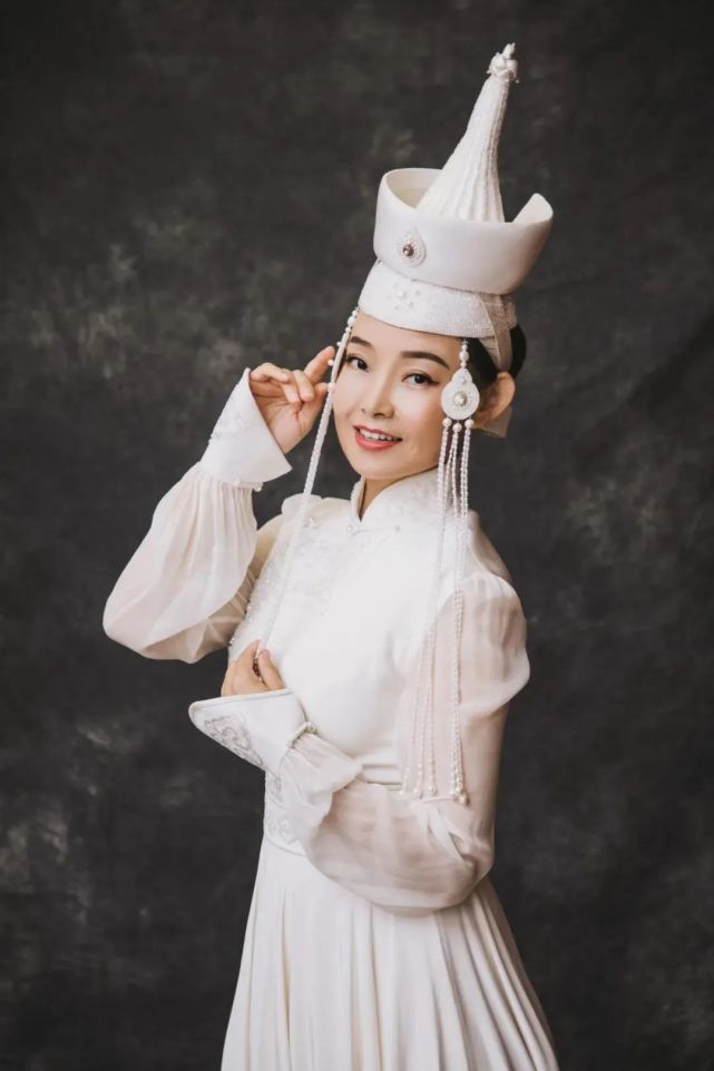 斯日古楞游牧人组合成员,出生于内蒙古兴安盟,毕业于吉林省广播电视