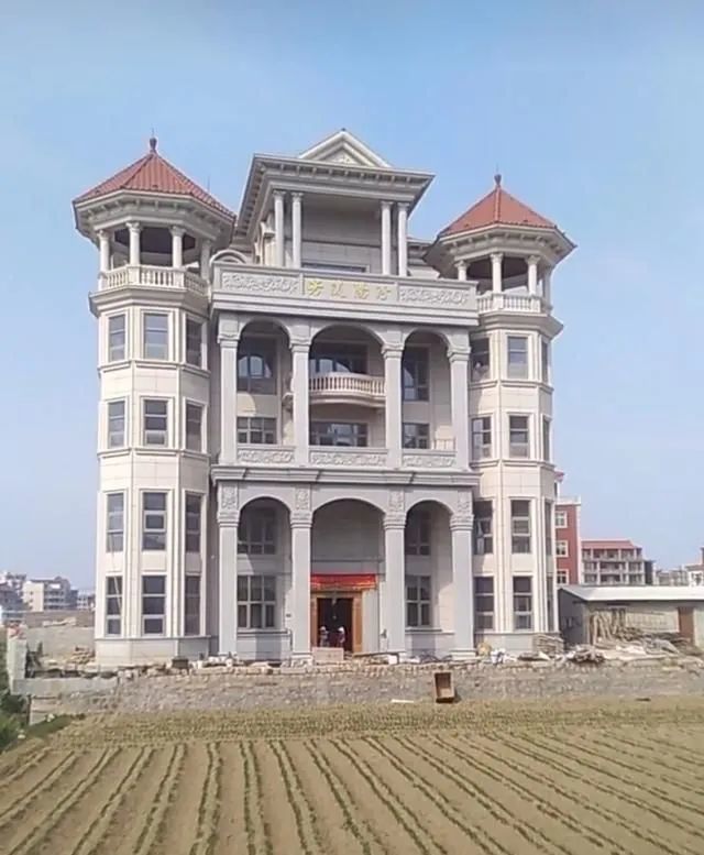 在福建农村3层5层的别墅都叫平房八九百平宫殿才算别墅