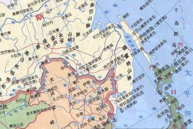 東臨日本海,經緯度位置大約為北緯43°東經131°,城市北部為高地,東南