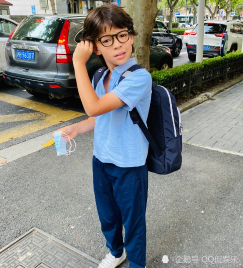 吕燕的儿子如今也都8岁了,从婴幼儿已经长成了小小男子汉的样子