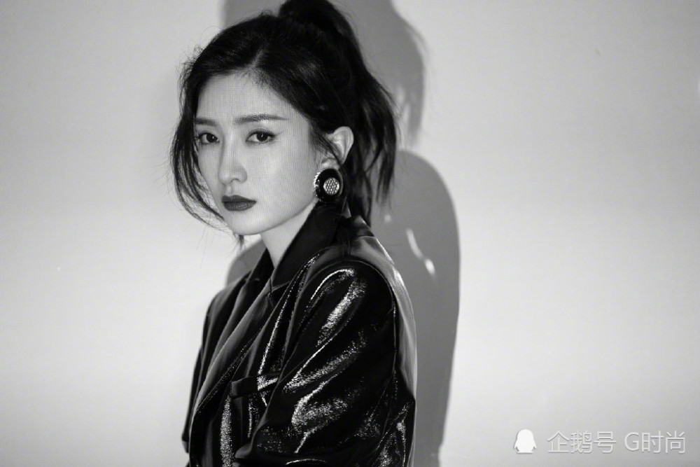 江疏影一组黑白大片释出身穿黑色收腰皮西装搭配高马尾造型美飒十足