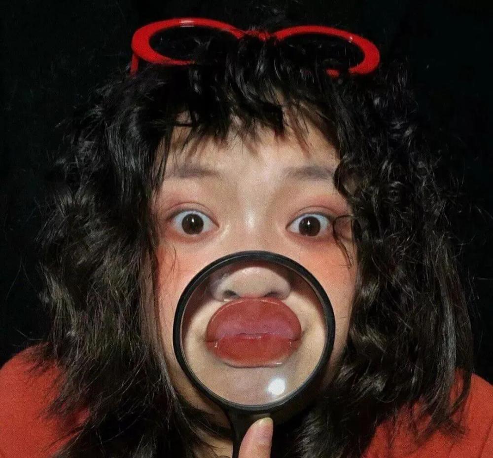 可爱搞怪沙雕女生头像千山万水繁星万千不及你眉眼半分