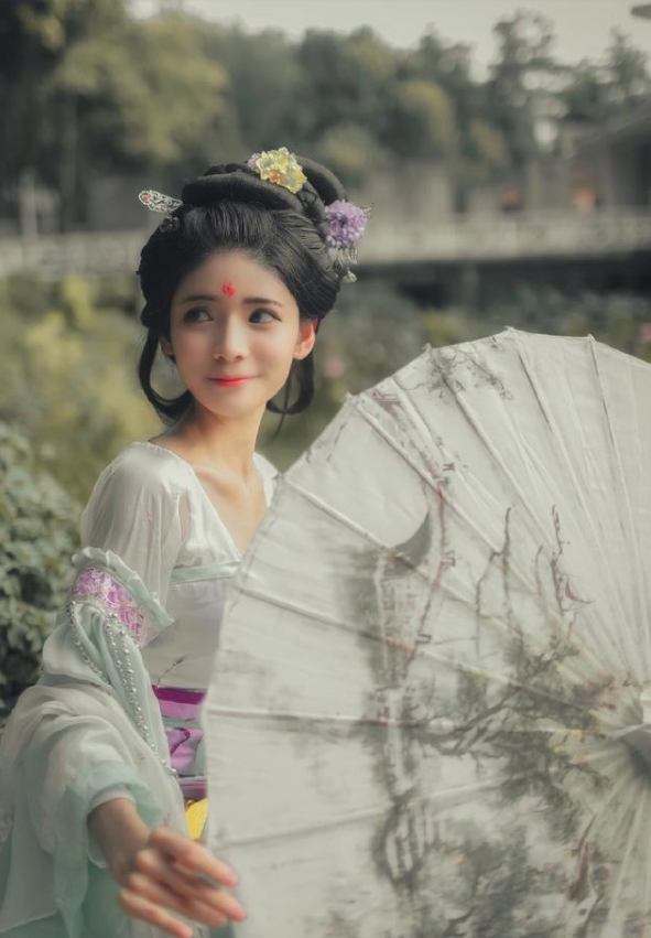 被称为"女菩萨"的coser,被爆不雅图?一切源于原生家庭的阴影_腾讯新闻