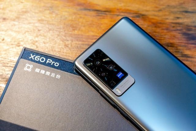 卢伟冰又开团隔壁荣耀,小米10降到3399,专门按着v40打?