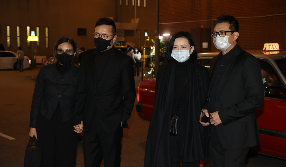 李香琴出殡,女儿一头白发捧遗照哀伤送别,苗侨伟黄百鸣罗家英扶灵