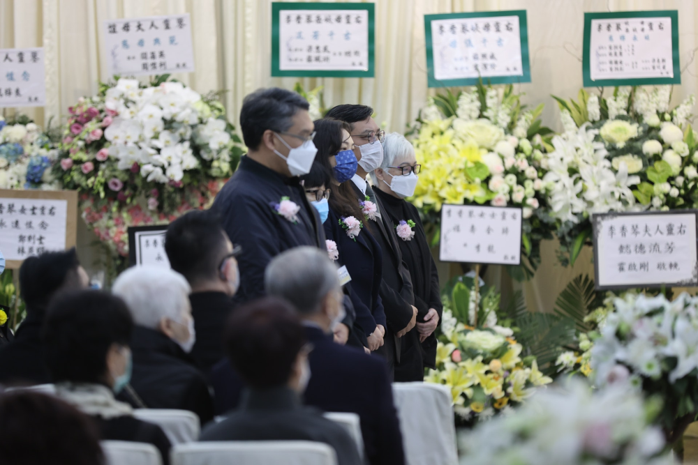李香琴出殡女儿一头白发捧遗照哀伤送别苗侨伟黄百鸣罗家英扶灵