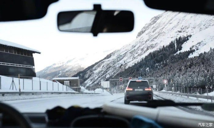 在冰雪天气里,你如果还像平时那样开车,那就容易追尾.