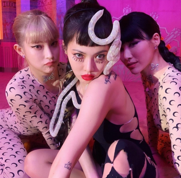 但是自2016年6月组合解散之后,对泫雅的伤害是非常大的,因为她自己被