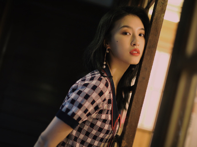 杜雨宸娃娃领格子衫搭配百褶短裙,性感又优雅,复古少女风格吸睛