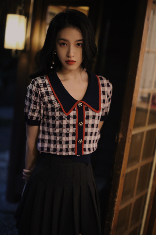 杜雨宸娃娃领格子衫搭配百褶短裙,性感又优雅,复古少女风格吸睛