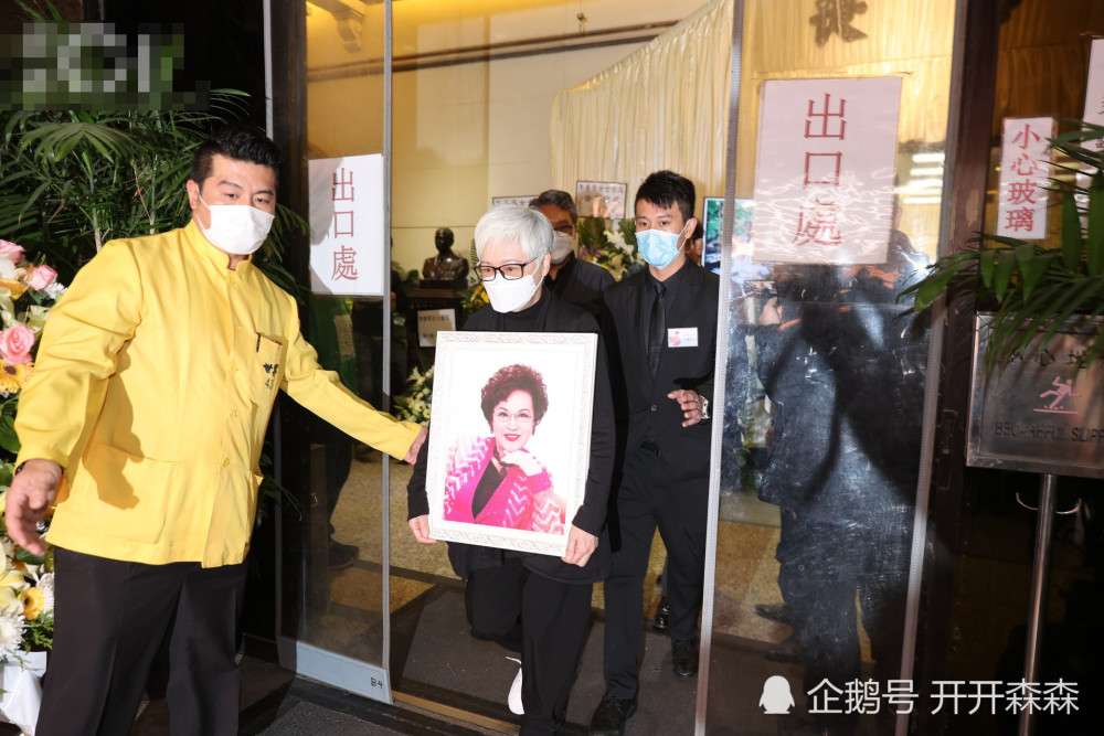 李香琴出殡,女儿一头白发捧遗照哀伤送别,苗侨伟黄百鸣罗家英扶灵