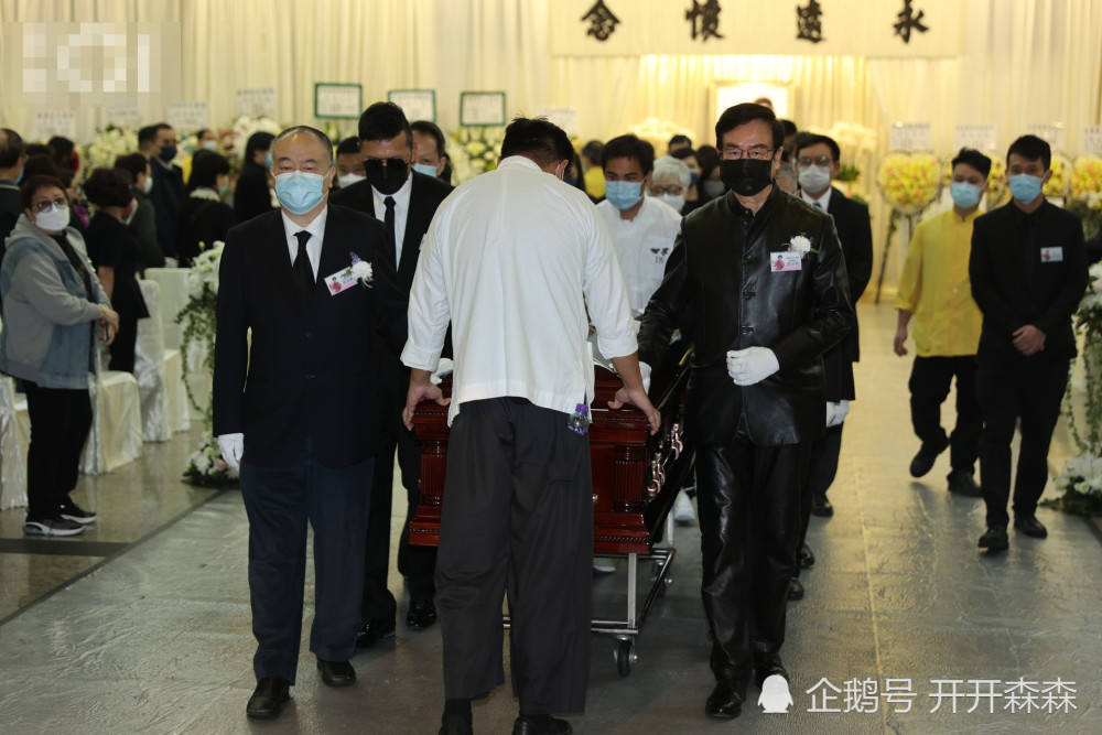 李香琴出殡,女儿一头白发捧遗照哀伤送别,苗侨伟黄百鸣罗家英扶灵