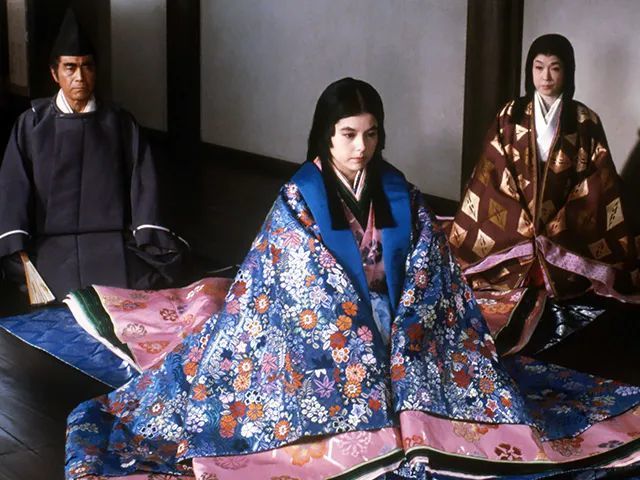 中梳着姬发型的紫之上其实,早在千年前的日本平安时代(794年-1192年)