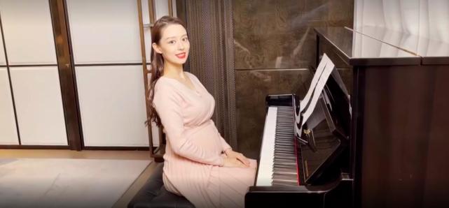 吉娜挺九个月孕肚弹琴郎朗贴心拍照夫妻俩为宝宝做胎教超甜蜜