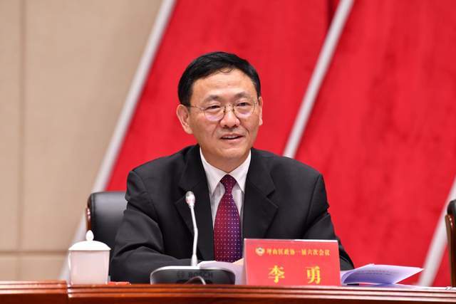 大会发言现场,陶永欣,李勇盛赞政协委员们发言站位很高,调研很深,很有