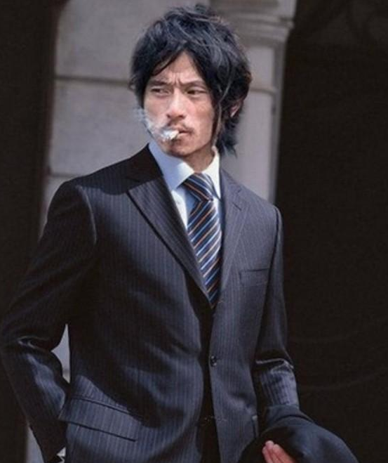 还记得邋遢的犀利哥被大神用黑科技p上西装不当男主可惜了