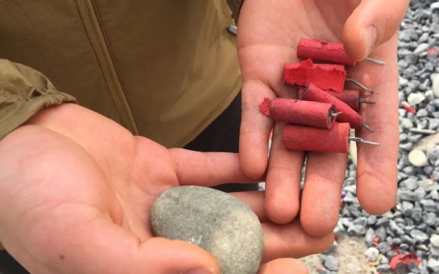 而二踢脚,炸雷等大炮仗往往有手腕粗,十余公分高,往往它没有炸响后,要