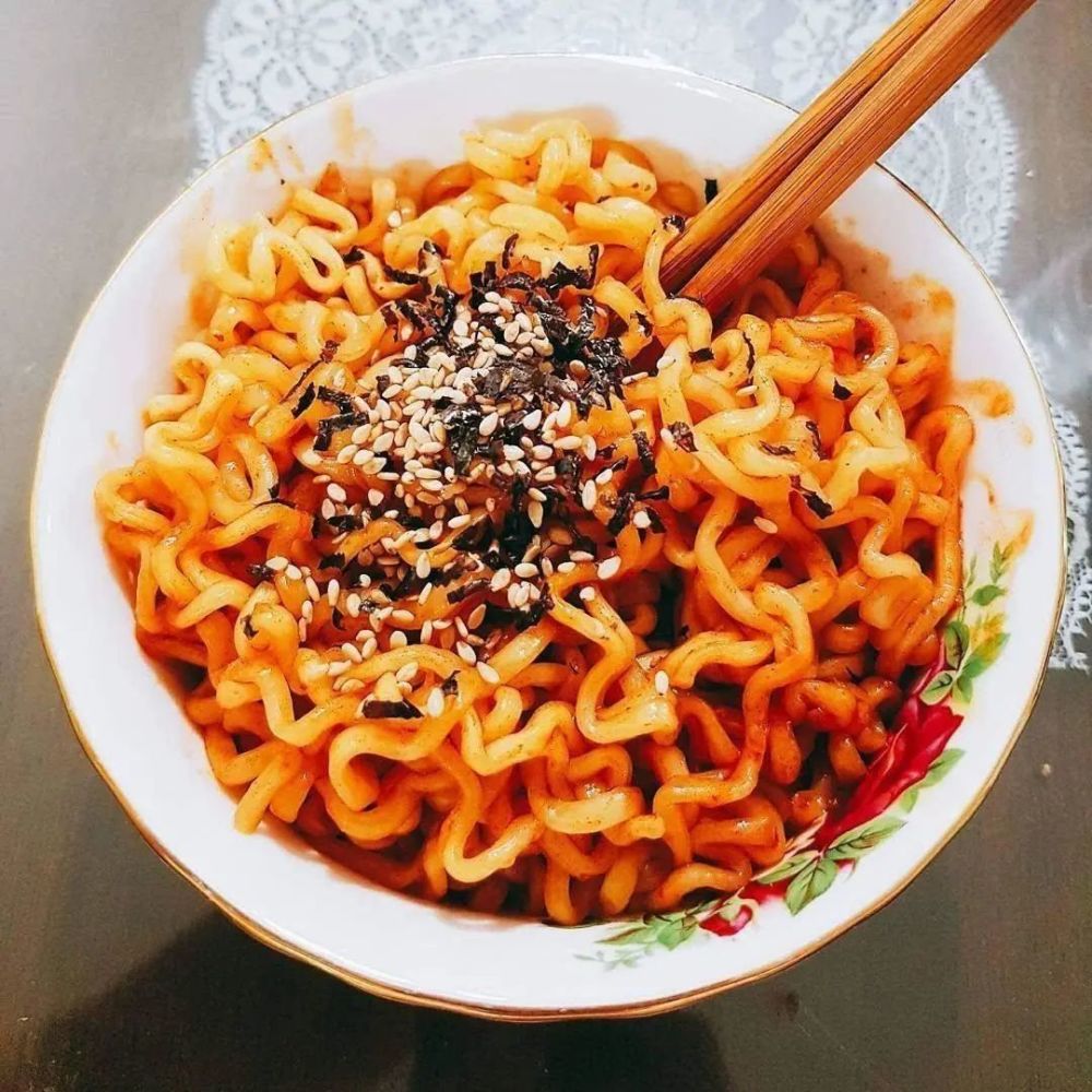 英国一男子挑战韩国辣鸡面左耳失聪数天