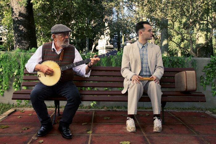 外国一设计师疫情期间在网上玩起父亲的照片没想到让他一夜走红