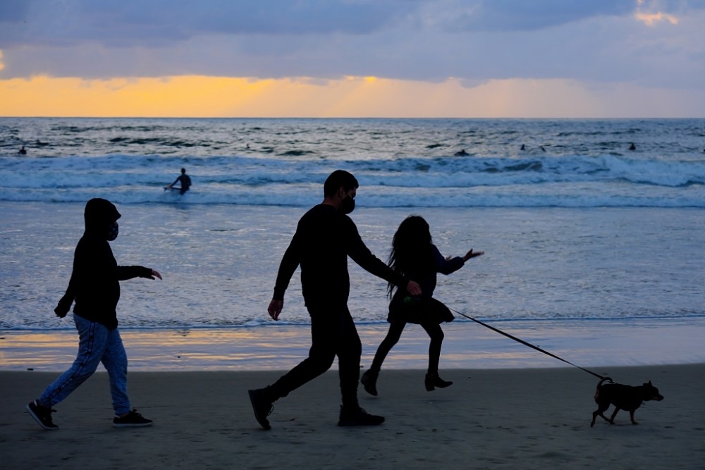 美国:疫情中洛杉矶海滩人群不减_腾讯新闻