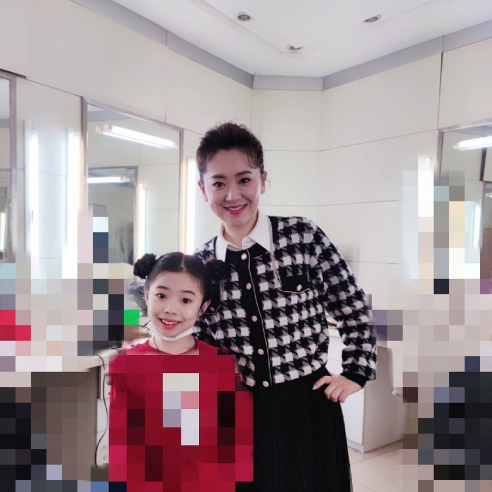 42岁月亮姐姐近照曝光脸部浮肿法令纹深疑加盟央视春晚