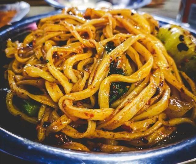 最"专一"的夜市,整条街卖的都是同一种面,食客络绎不绝