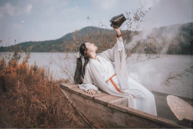 难倒诗词大会82位高手的题目:"我有一壶酒,可以慰风尘",哪个字错了?