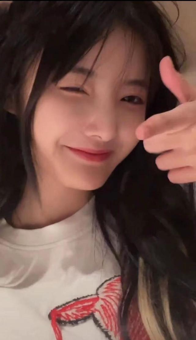 油头女孩最新作品,套璐璐简单妆容可爱眼神,网友们的评论亮了