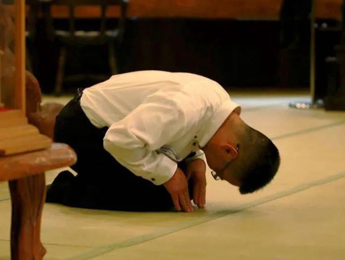 服务为王时代跪着就能把车卖出去