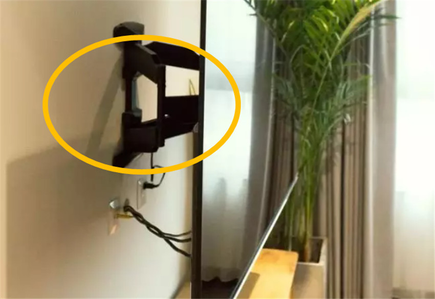 电视墙的插座电源外露太凌乱用什么办法隐藏最合适