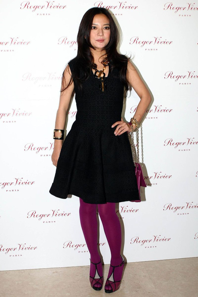 赵薇胆子也太大了穿黑色连衣裙配紫红裤袜一般人驾驭不来