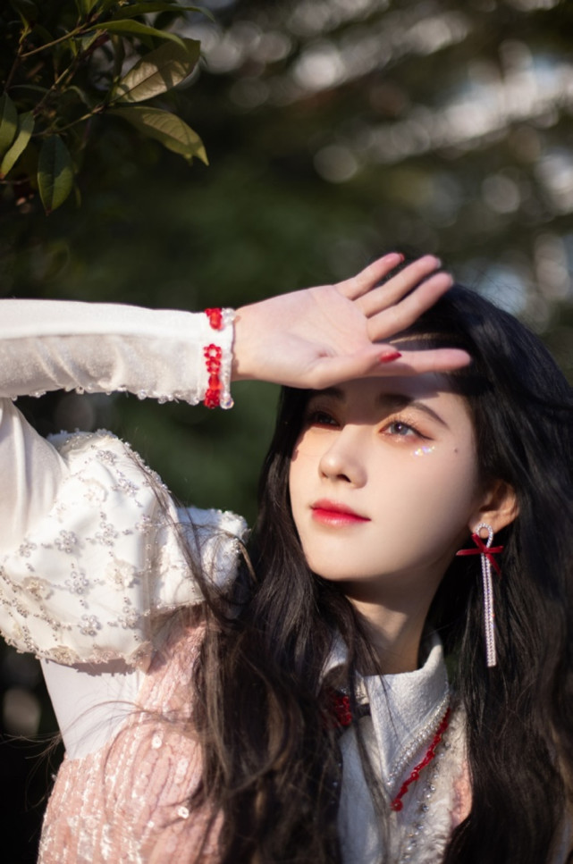 鞠婧祎全新时尚写真分享 小鞠气质甜美丽质天成