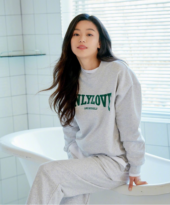 全智贤真是越活越嫩了笑起来的时候更像是抹蜜一样让人心动